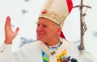 En 1984, el Papa San Juan Pablo II se reunió en Roma con 300.000 jóvenes de todo el mundo. Crédito: Gregorini Demetrio - CC BY-SA 3.0 / Wikimedia Commons.
