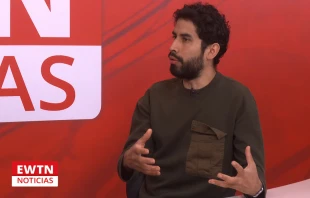 Jonatan Medina, hijo de pastores evangélicos, relata cómo se convirtió a la fe católica. Crédito: EWTN Noticias.