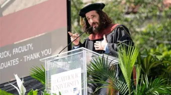 Jonathan Roumie, quien interpreta a Jesucristo en la popular serie de televisión The Chosen, durante su discurso en la Catholic University of America.