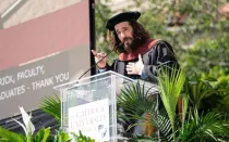 Jonathan Roumie, quien interpreta a Jesucristo en la popular serie de televisión The Chosen, durante su discurso en la Catholic University of America.