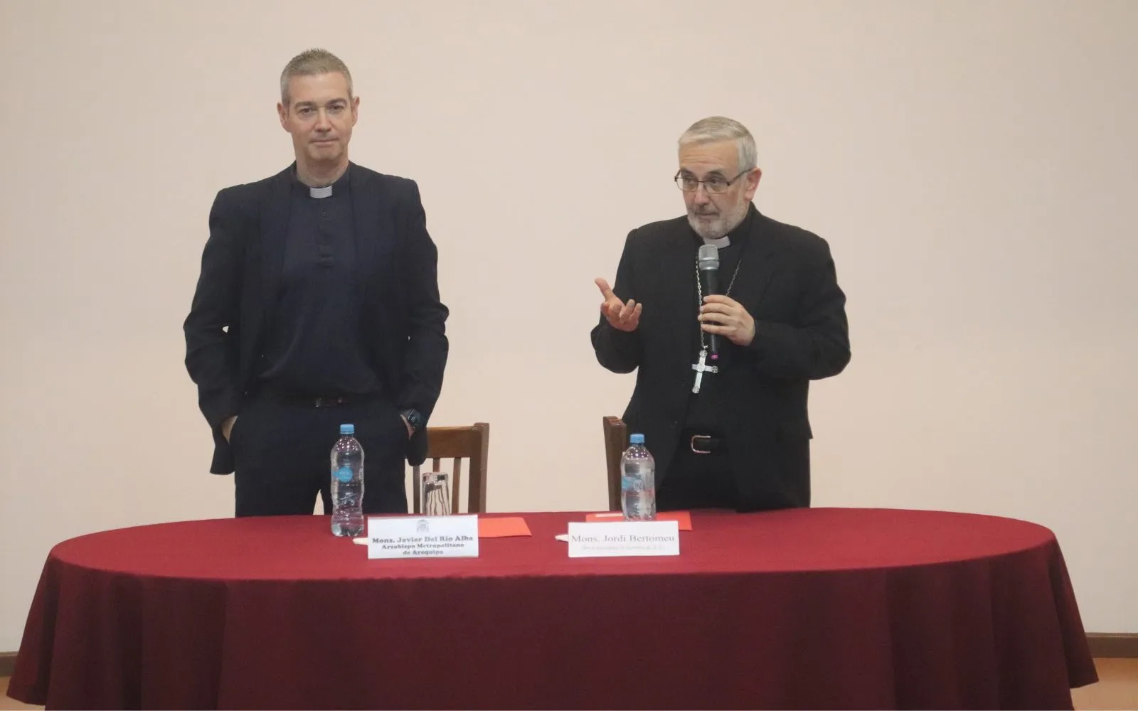 Mons. Jordi Bertomeu, oficial del Dicasterio para la Doctrina de la Fe del Vaticano (izquierda); y Mons. Javier del Río, Arzobispo de Arequipa (derecha).?w=200&h=150