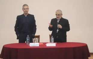 Mons. Jordi Bertomeu, oficial del Dicasterio para la Doctrina de la Fe del Vaticano (izquierda); y Mons. Javier del Río, Arzobispo de Arequipa (derecha). Crédito: Arzobispado de Arequipa.