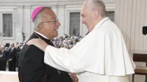 Mons. Jorge Enrique Jiménez Carvajal con el Papa Francisco. Crédito: Vatican Media
