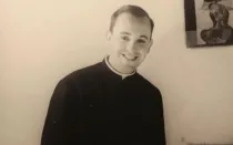Un joven sacerdote Jorge Mario Bergoglio, hoy Papa Francisco.