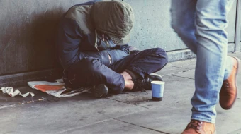 Foto referencial de una persona pobre.