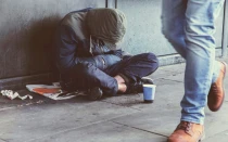 Foto referencial de una persona pobre.