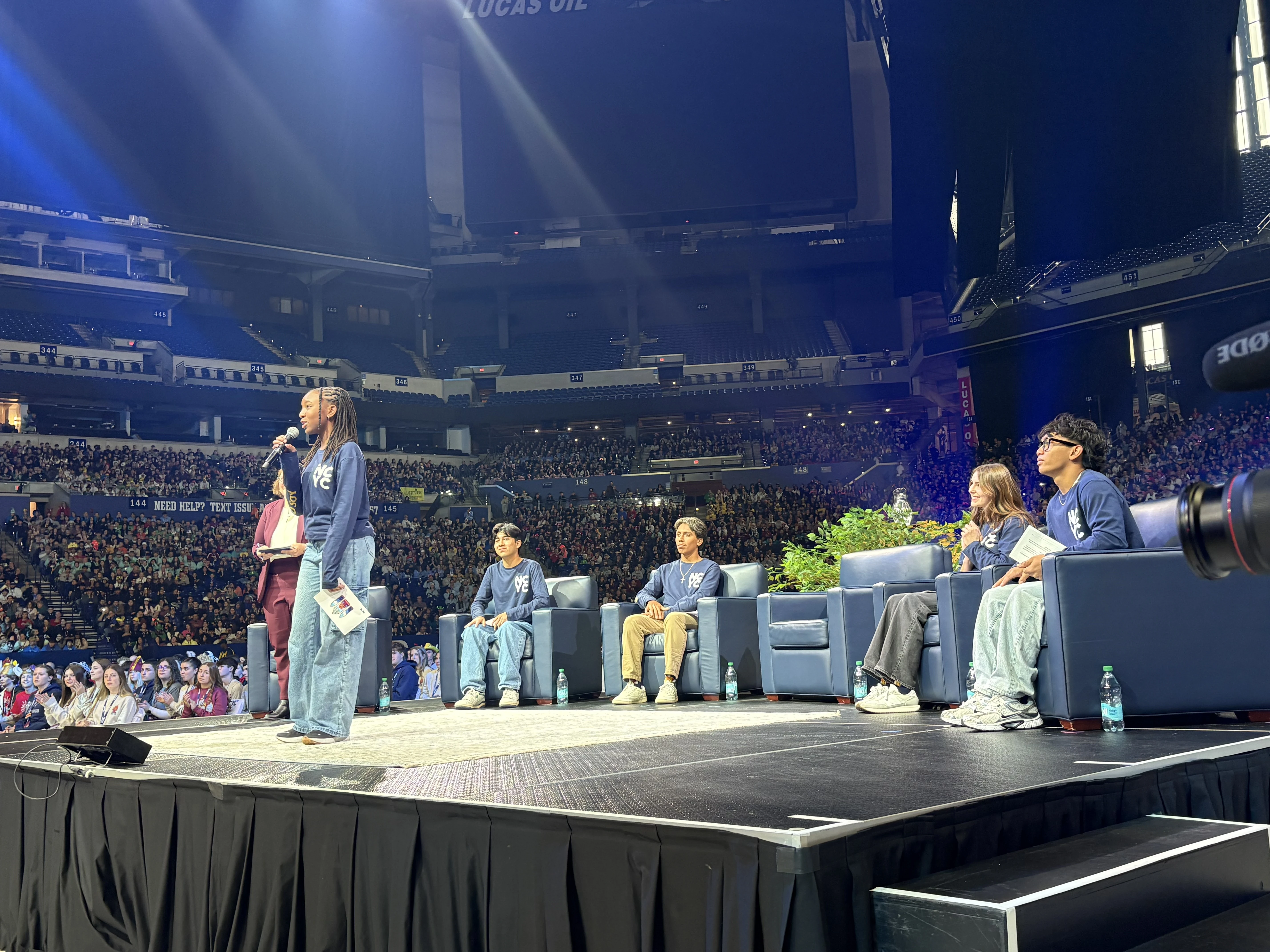 Jóvenes hacen preguntas al Papa León XIV en un diálogo en vivo el 21 de noviembre de 2025, desde el Encuentro Nacional de la Juventud Católica en Indianápolis. | Crédito: Tessa Gervasini/CNA