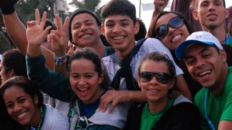 Un grupo de jóvenes alegres.