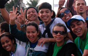 Un grupo de jóvenes alegres. Crédito: Flickr JMJ Río 2013 (CC BY-NC-SA 2.0)