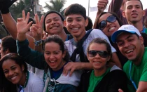 Un grupo de jóvenes alegres.