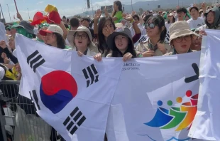 Jóvenes con banderas de Corea. Crédito: Facebook JMJ Seúl 2027.