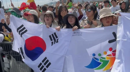 Jóvenes con banderas de Corea.