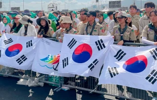 Jóvenes scouts con banderas de Corea del Sur. Crédito: Facebook Jornada Mundial de la Juventud