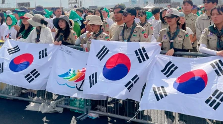 Jóvenes scouts con banderas de Corea del Sur.