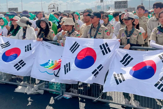 Jóvenes scouts con banderas de Corea del Sur.
