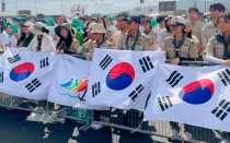Jóvenes scouts con banderas de Corea del Sur.