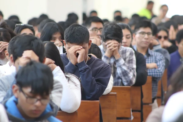 Jóvenes en el santuario de la Virgen de Chapi en Arequipa, Perú. Crédito: Archivo Arzobispado de Arequipa.