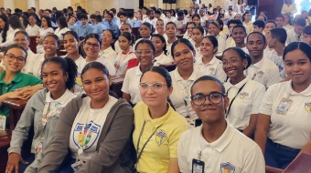 Un grupo de jóvenes en la Catedral Primada de Santo Domingo, en la Misa por el Día de la Juventud
