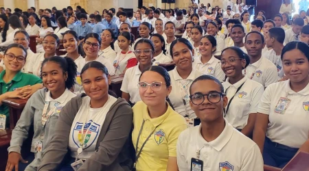 Un grupo de jóvenes en la Catedral Primada de Santo Domingo, en la Misa por el Día de la Juventud