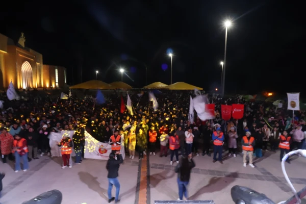 Jóvenes en el Santuario de la Virgen de Chapi. Crédito: Archivo Arzobispado de Arequipa.