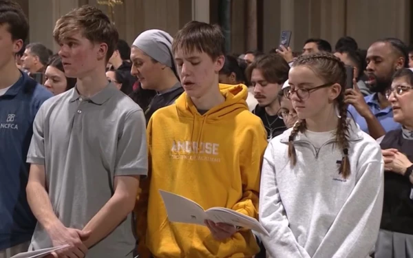 Estudiantes de secundaria y universidad se reúnen para la Misa de Apertura de la Vigilia Nacional de Oración por la Vida en la Basílica del Santuario Nacional de la Inmaculada Concepción en Washington, D.C., el jueves 22 de enero de 2026. Crédito: EWTN.