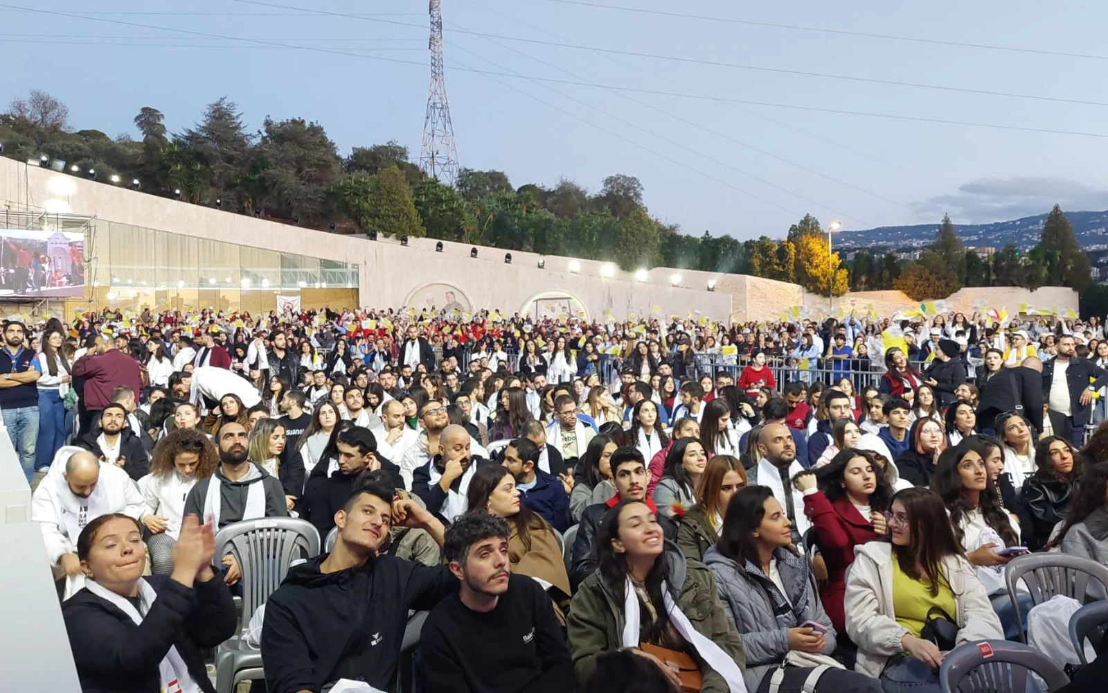 Los jóvenes libaneses esperaron durante horas al Papa. Crédito: Elias Turk/EWTN News