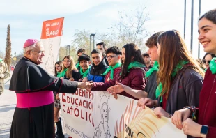Mons. Demetrio Fernández junto a cientos de jóvenes católicos. Crédito: Cortesía de Diócesis de Córdoba