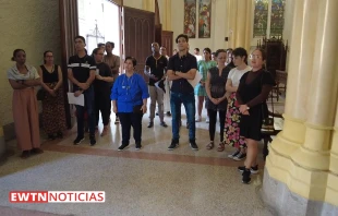 Jóvenes católicos en Cuba celebran primera Misa y Vía Crucis de Cuaresma. Crédito: EWTN Noticias