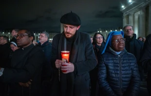 Joven reza el Rosario por el Papa Francisco en la Plaza de San Pedro el 28 de febrero Crédito: Daniel Ibáñez/ ACI Prensa