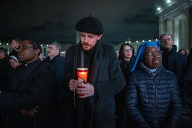 Joven reza el Rosario por el Papa Francisco en la Plaza de San Pedro el 28 de febrero