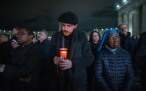 Joven reza el Rosario por el Papa Francisco en la Plaza de San Pedro el 28 de febrero
