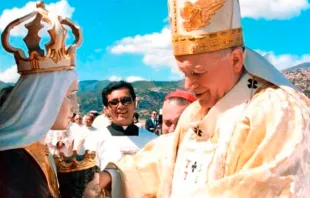 El 27 de enero de 1985, San Juan Pablo II consagró el destino de Venezuela a la protección de Nuestra Señora de Coromoto. Crédito: Conferencia Episcopal Venezolana.