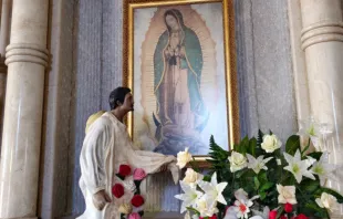 Imagen de San Juan Diego ante la Virgen de Guadalupe en el templo de Nuestra Señora del Pilar en Chihuahua. Crédito: Juan Plancarte / Cathopic