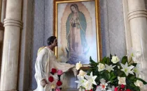 Imagen de San Juan Diego ante la Virgen de Guadalupe en el templo de Nuestra Señora del Pilar en Chihuahua.
