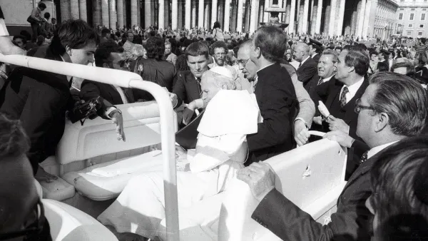 San Juan Pablo II en brazos de su secretario, el ahora Cardenal Stanislaw Dziwisz. Crédito: Vatican News.
