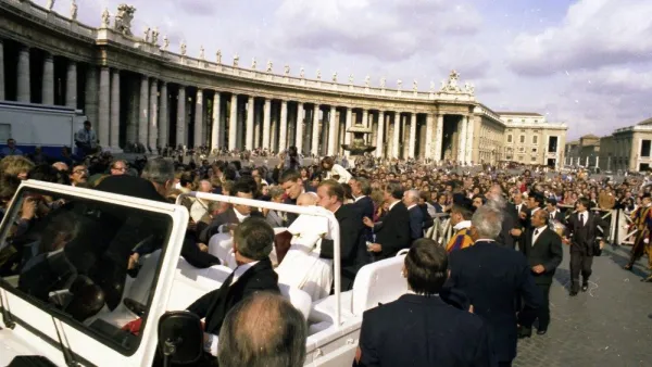 Otra vista del Papa San Juan Pablo II herido en el papamóvil. Crédito: Vatican News