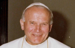 El Papa San Juan Pablo II sonriendo. Crédito: Gov.pl (CC BY 3.0 pl)
