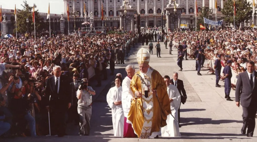San Juan Pablo II, a las puertas de la Catedral de Madrid. Crédito: Archidiócesis de Madrid?w=200&h=150