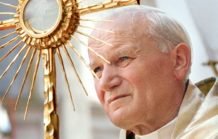 El Papa San Juan Pablo II sostiene una custodia durante la adoración eucarística. Fotografía tomada durante su visita apostólica a Polonia del 8 al 14 de junio de 1987. Crédito: Vatican Media