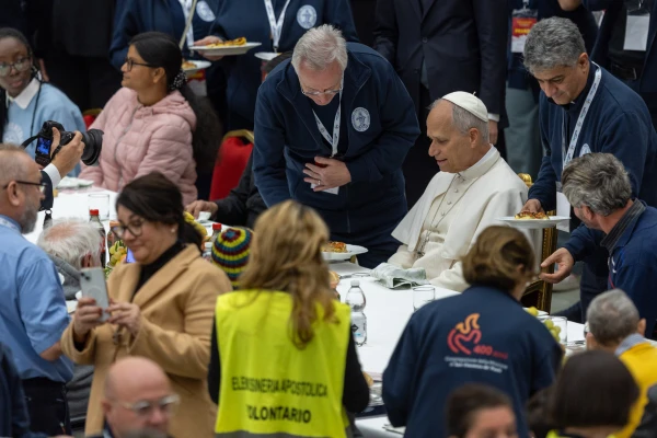 El Papa, sentado en la mesa en la que sirvió Sor Encarnación. Crédito: Daniel Ibañez/ EWTN News