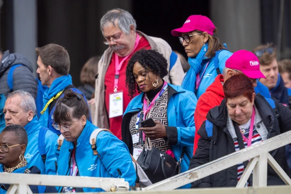 Personas vulnerables esperan para entrar en el Aula Pablo VI del Vaticano para el almuerzo. Crédito: Daniel Ibaéz/ EWTN News