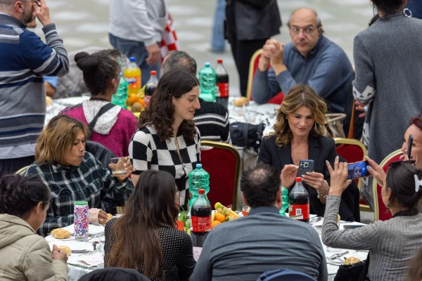En el Aula Pablo V del Vaticano, 1.300 personas pobres almorzaron con el Papa León XIV. Crédito: Daniel Ibañez/ EWTN News