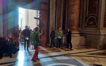 Peregrinos enfermos cruzan la Puerta Santa de la Basílica de San Pedro en el Vaticano, este sábado 5 de abril de 2025.