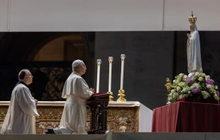 El Papa León reza ante la imagen original de Nuestra Señora de Fátima este sábado. Crédito: Daniel Ibáñez/EWTN.