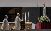 El Papa León reza ante la imagen original de Nuestra Señora de Fátima este sábado.