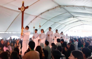 La cruz del Jubileo de la Esperanza ingresa a la carpa principal donde se celebró la Misa con cientos de jóvenes de Bogotá. Crédito: Eduardo Berdejo / EWTN.