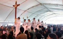 La cruz del Jubileo de la Esperanza ingresa a la carpa principal donde se celebró la Misa con cientos de jóvenes de Bogotá.