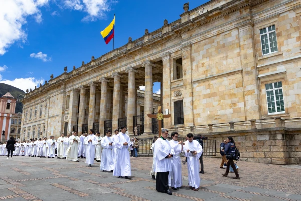 La procesión de sacerdotes pasó por delante del Congreso de Colombia. Crédito: Eduardo Berdejo / EWTN.