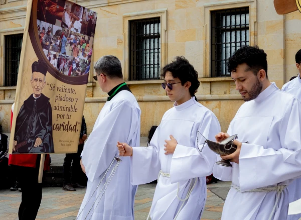 Un sacerdote lee la frase del Beato Mariano de Jesús Euse Hoyos: "Sé valiente, piadoso y admirable por tu caridad". Crédito: Eduardo Berdejo / EWTN.