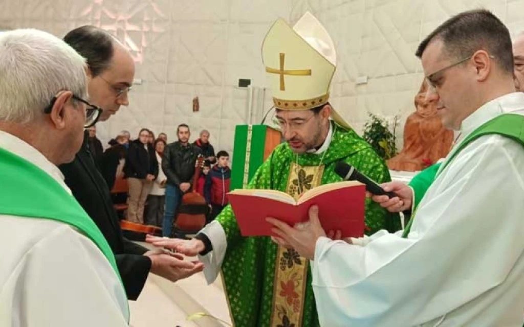 El Arzobispo de Madrid, Cardenal José Cobo, en el momento de confirmar a Javier, converso de origen judío.?w=200&h=150